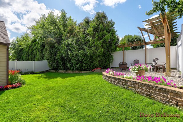 view of yard featuring a pergola