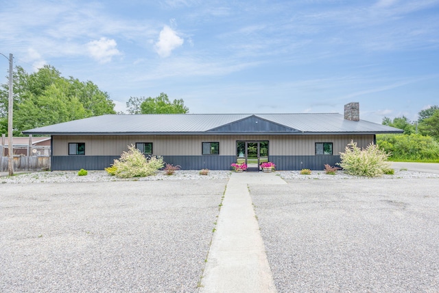 single story home featuring a porch