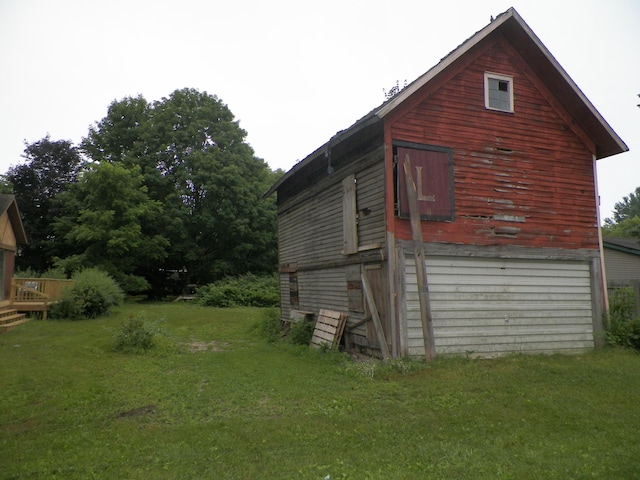 view of outdoor structure featuring a lawn