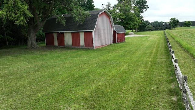 view of yard featuring an outbuilding