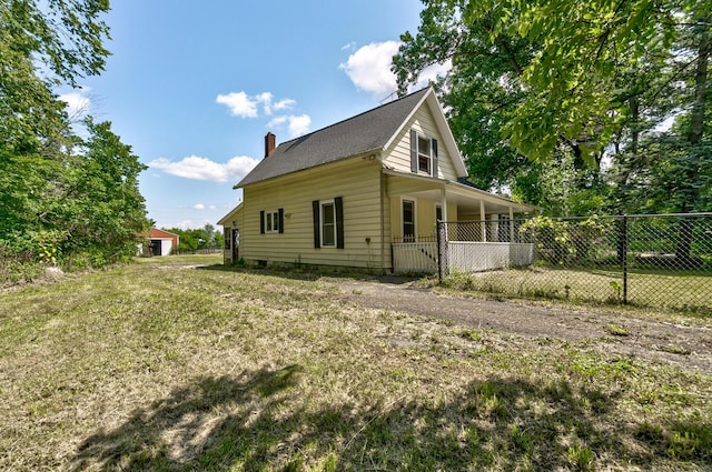 view of side of property featuring a yard