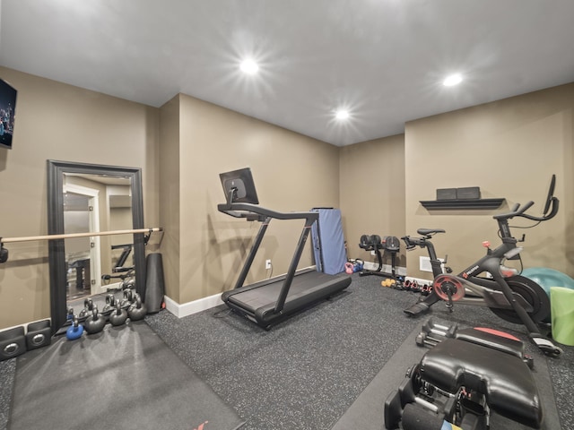 workout room featuring recessed lighting and baseboards