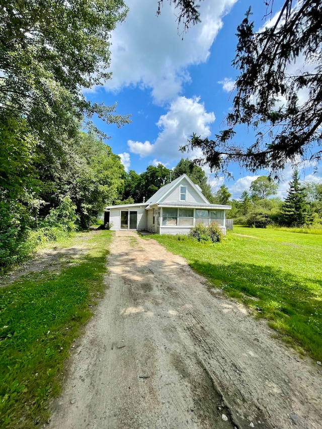 bungalow featuring a front yard