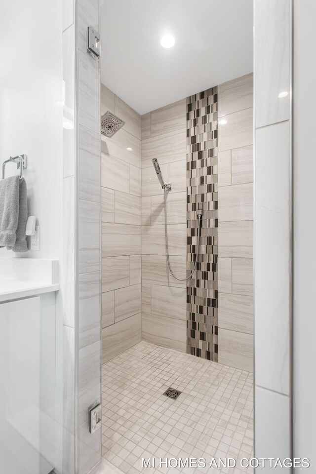 bathroom featuring a tile shower