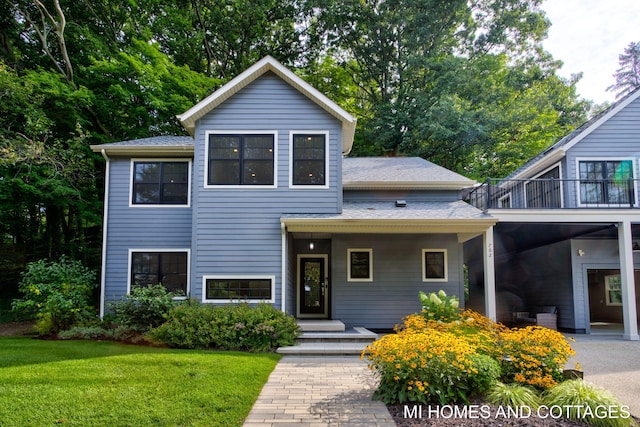 view of front of home featuring a front yard