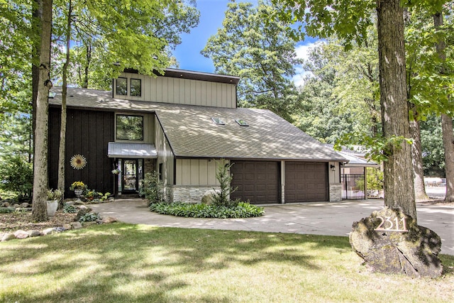 view of front of house featuring a front lawn and a garage