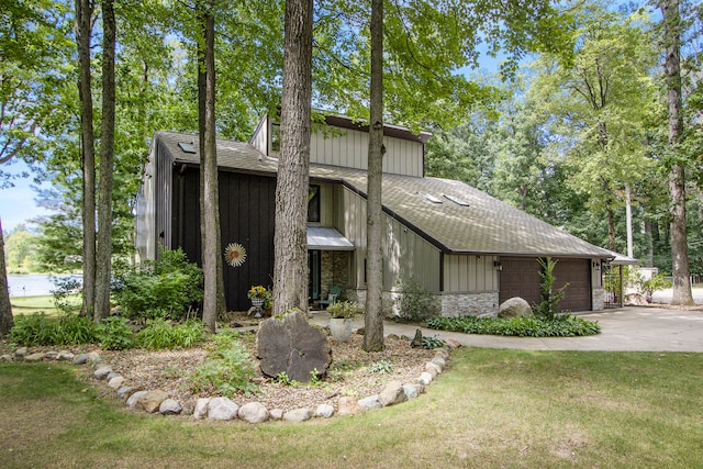 view of front of house with a front yard