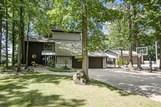 view of front of home featuring a front lawn and a garage