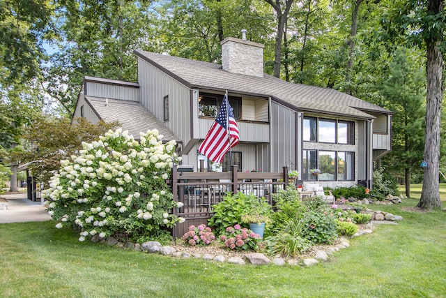 view of front of home featuring a front lawn