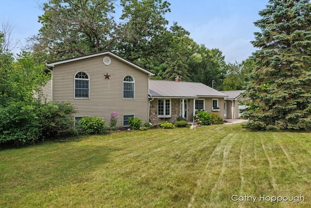 tri-level home featuring a front lawn