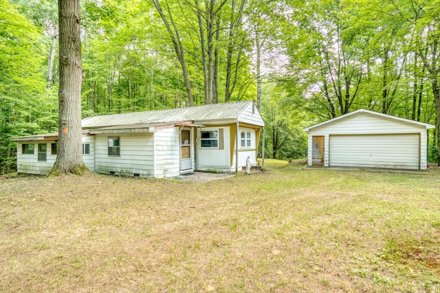 view of outdoor structure with a garage and a yard