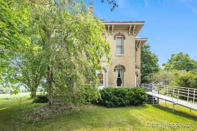 view of front facade featuring a front lawn