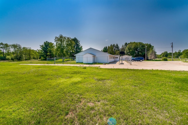 view of yard featuring an outdoor structure and a garage