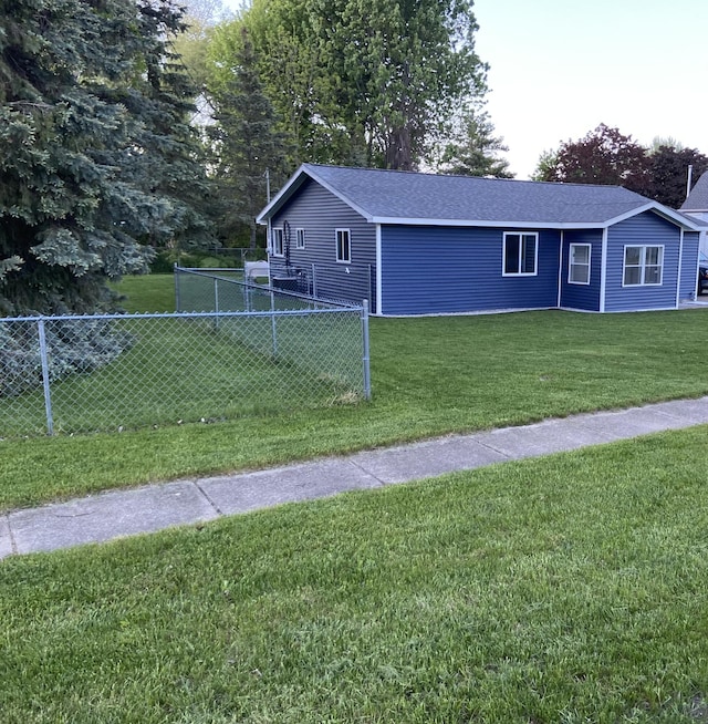 view of front facade featuring a front yard