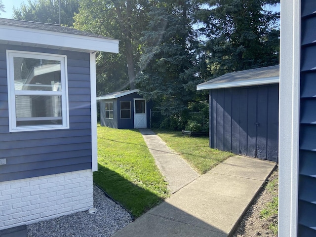 view of yard with a storage unit