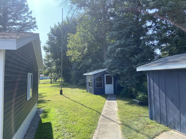 view of yard with a storage unit