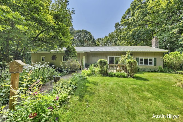 view of front facade featuring a front yard