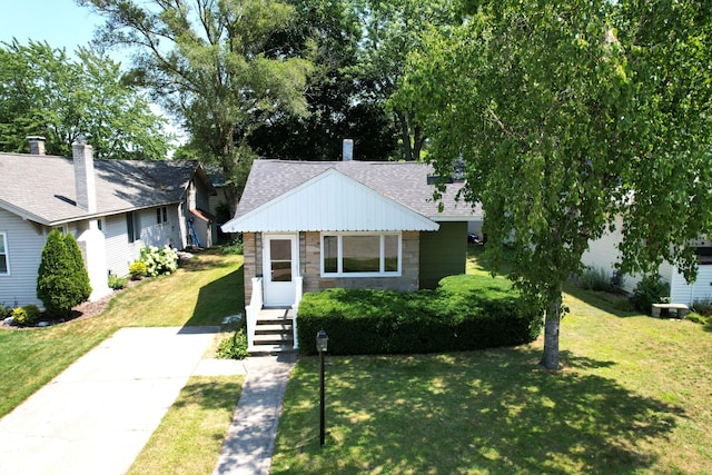 view of front of house featuring a front yard