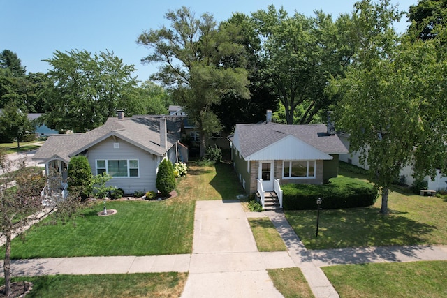 view of front of house featuring a front lawn