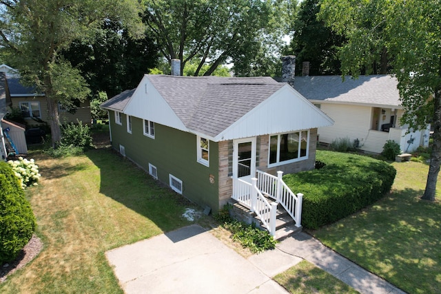 view of front of house with a front lawn