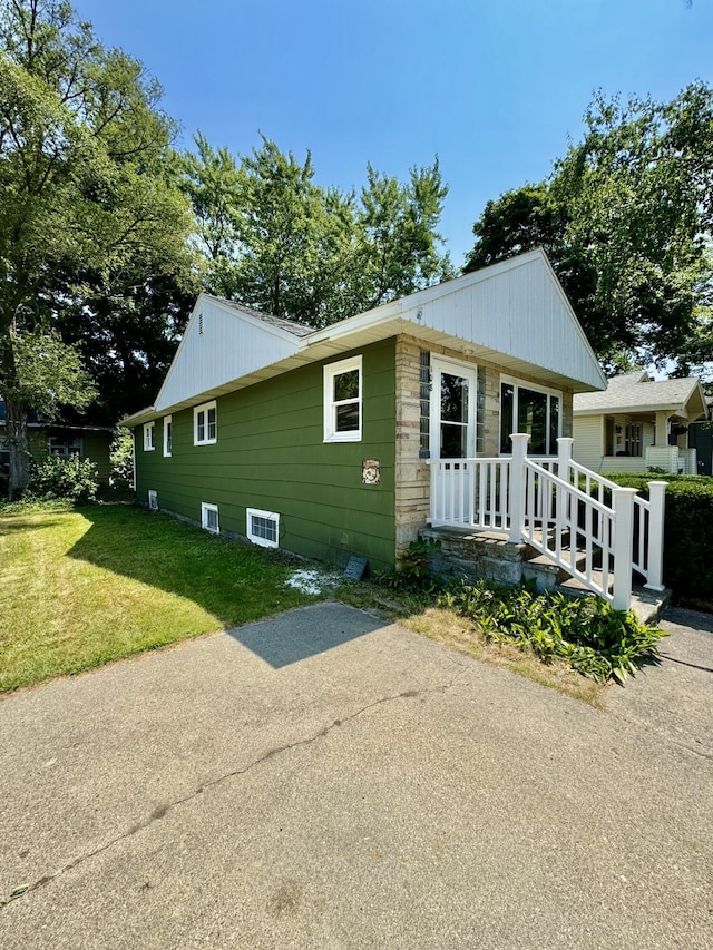 view of front of home with a front lawn