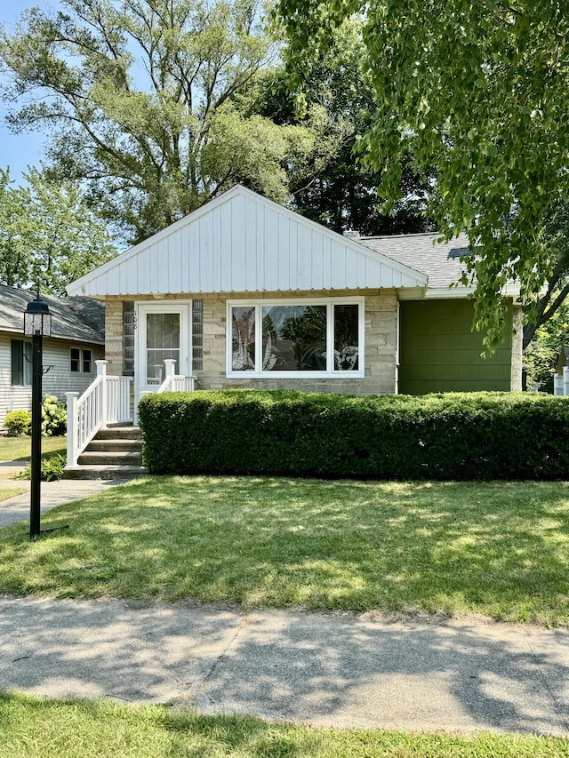 view of front facade featuring a front yard