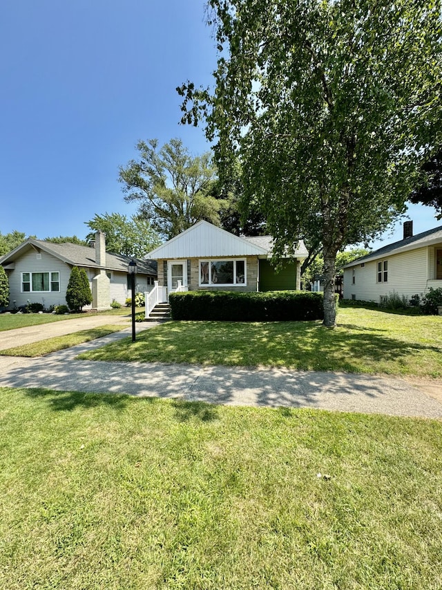 ranch-style house with a front yard