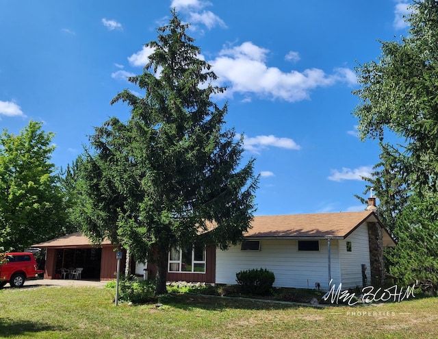 view of front of home featuring a front lawn