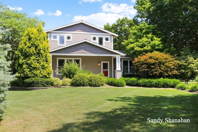 craftsman house with a front lawn