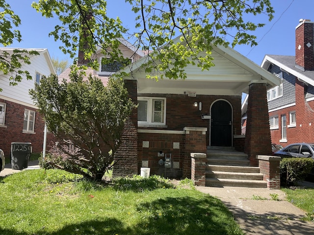 view of front facade featuring a porch and a front lawn