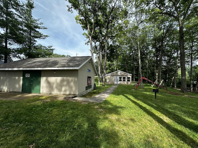 view of yard with an outdoor structure