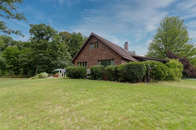 view of side of property featuring a lawn