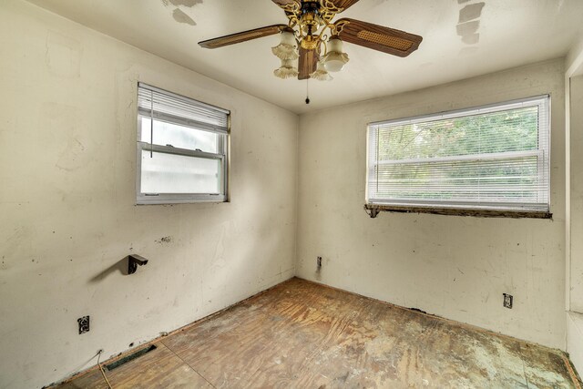 empty room with ceiling fan