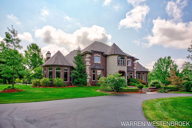 view of front of house featuring a front lawn