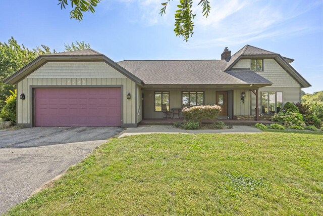 view of front of home featuring a front lawn and a garage