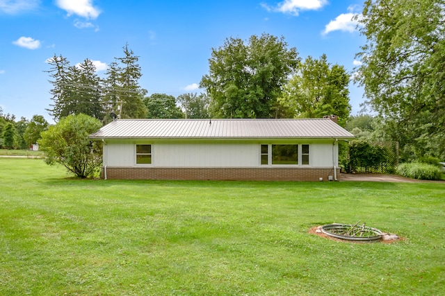 back of house featuring a lawn