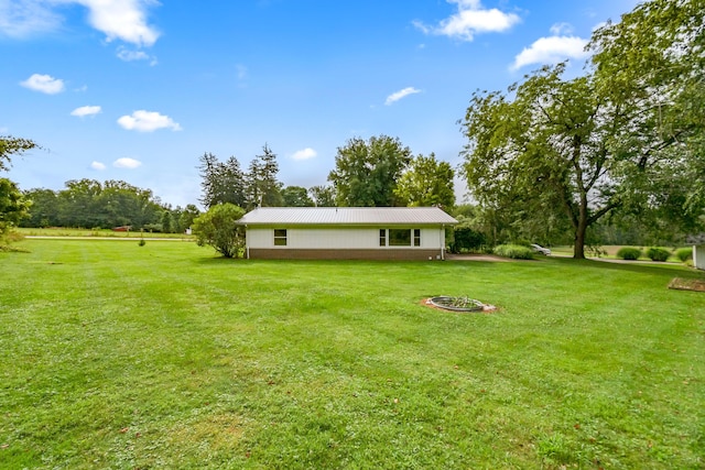 view of yard featuring an outdoor fire pit