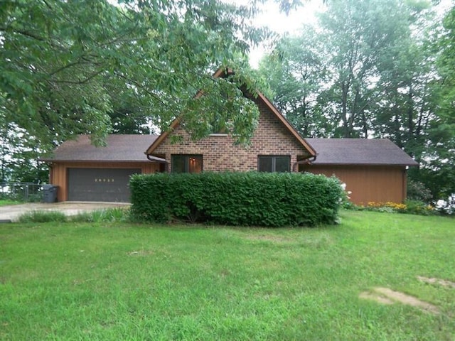 view of front facade featuring a garage and a front lawn