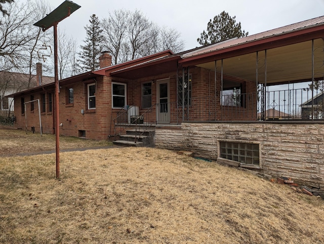 view of front of house featuring a front yard