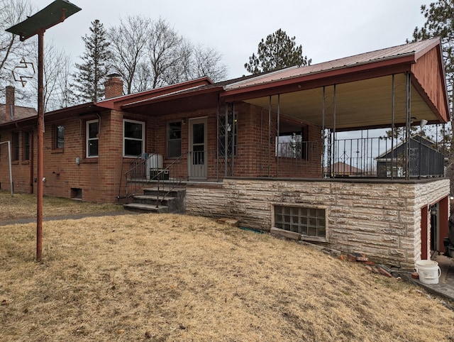 exterior space featuring a front yard