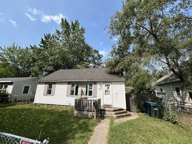 view of front of property featuring a front yard