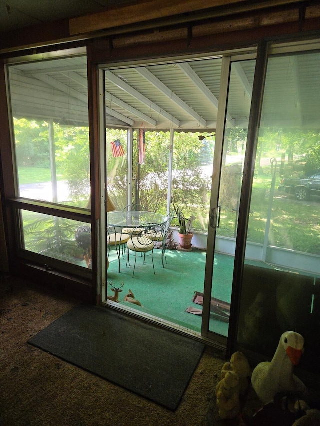 entryway featuring carpet