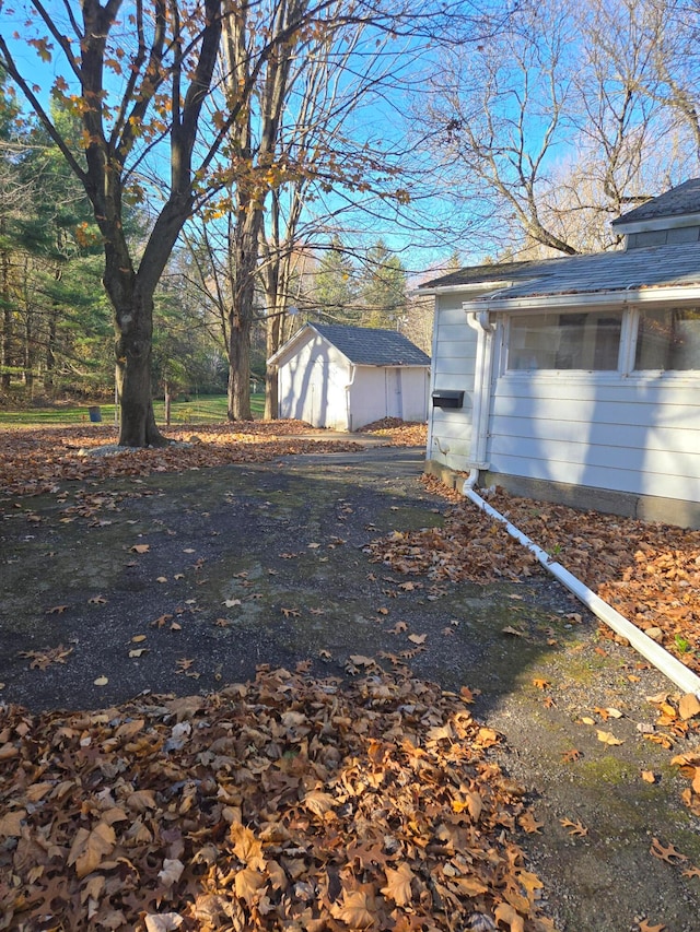 view of side of home featuring a storage shed