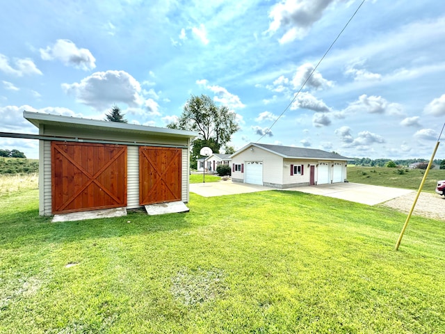 view of yard with an outdoor structure and a garage