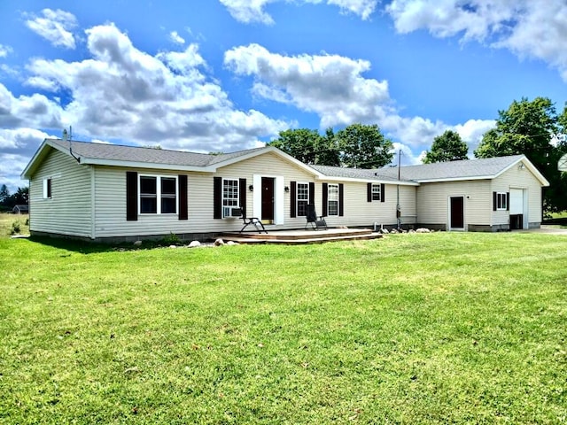 view of front of home featuring a front yard