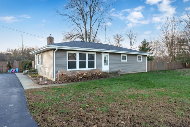 single story home with a front yard