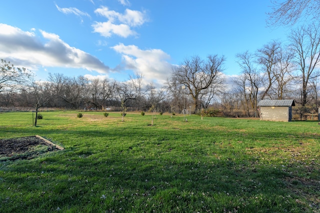 view of yard featuring a storage unit and a rural view