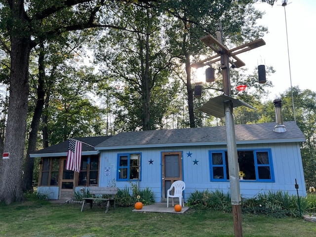 ranch-style home with a front lawn