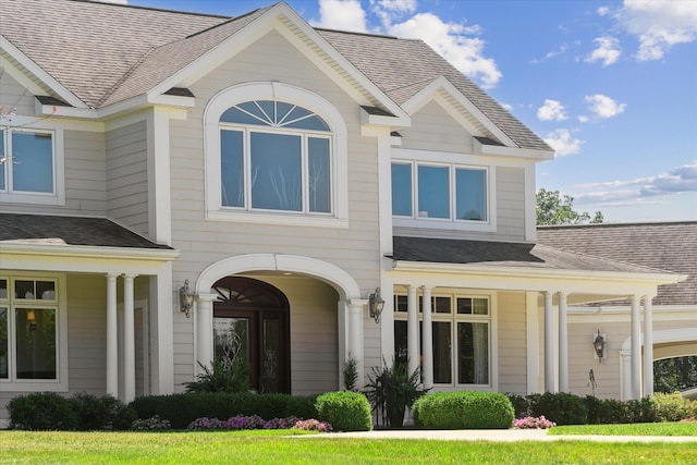 view of front of property with a front yard