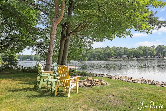 view of yard featuring a water view